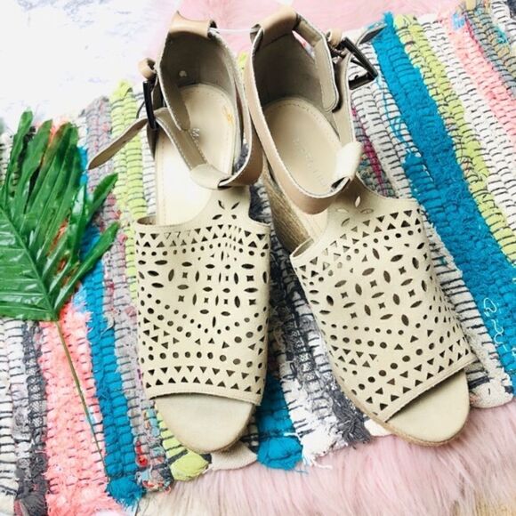 NWOT Marc Fisher Cream Laser Cut Wedges 10M - Picture 1 of 8